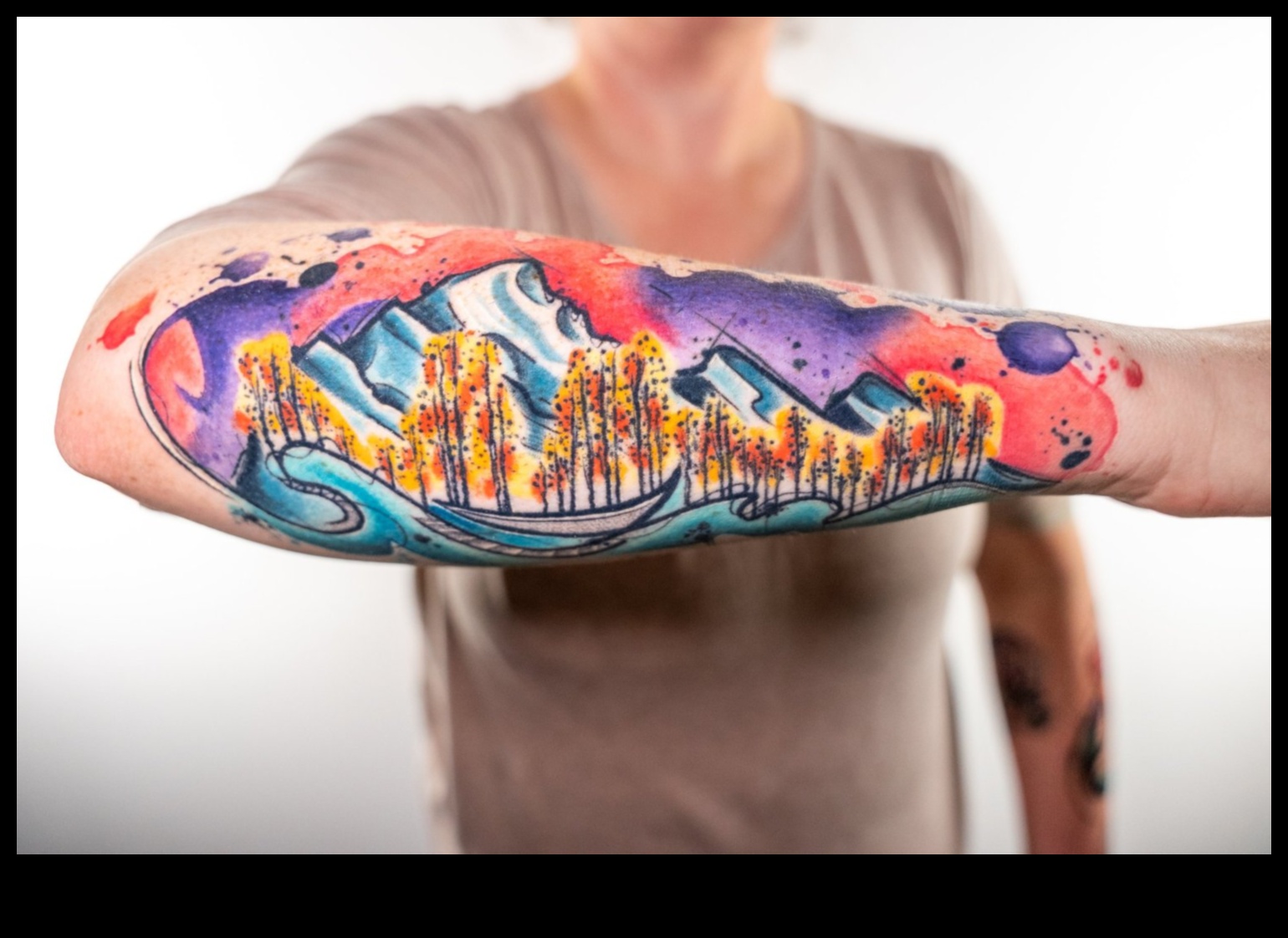 Dzīvā māksla: atklājiet akvareļu tetovējumu dzīvīgumu