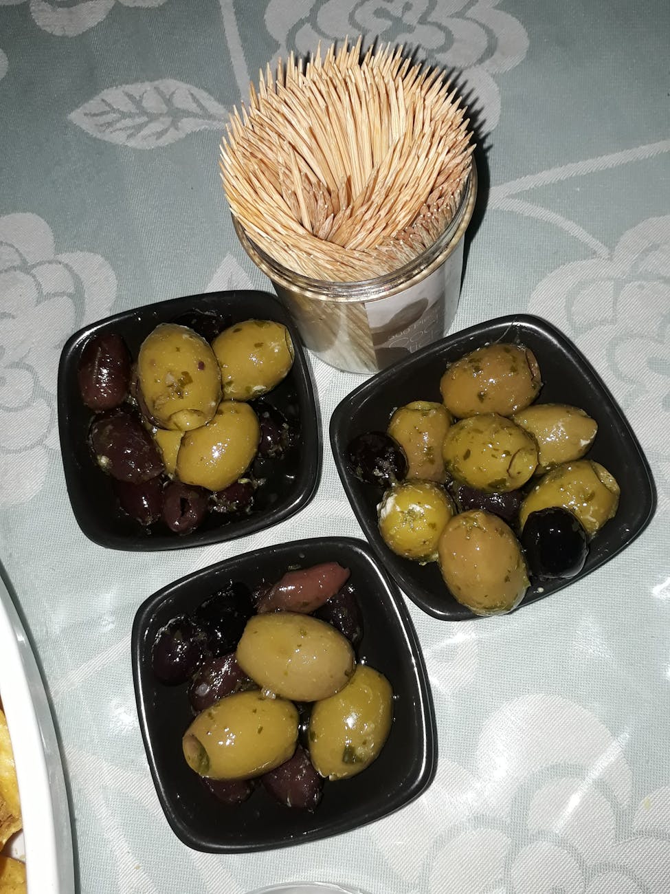 Abstrakta dizaina tetovējums reālistiskā stilā.