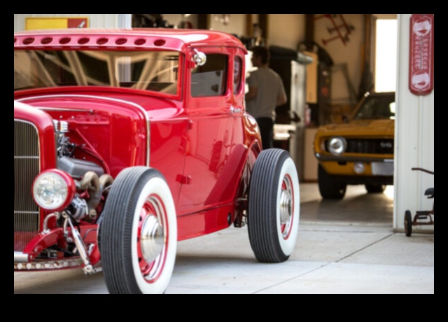 Ritošās senlietas: antīkās automašīnas un motocikli veido vēsturi