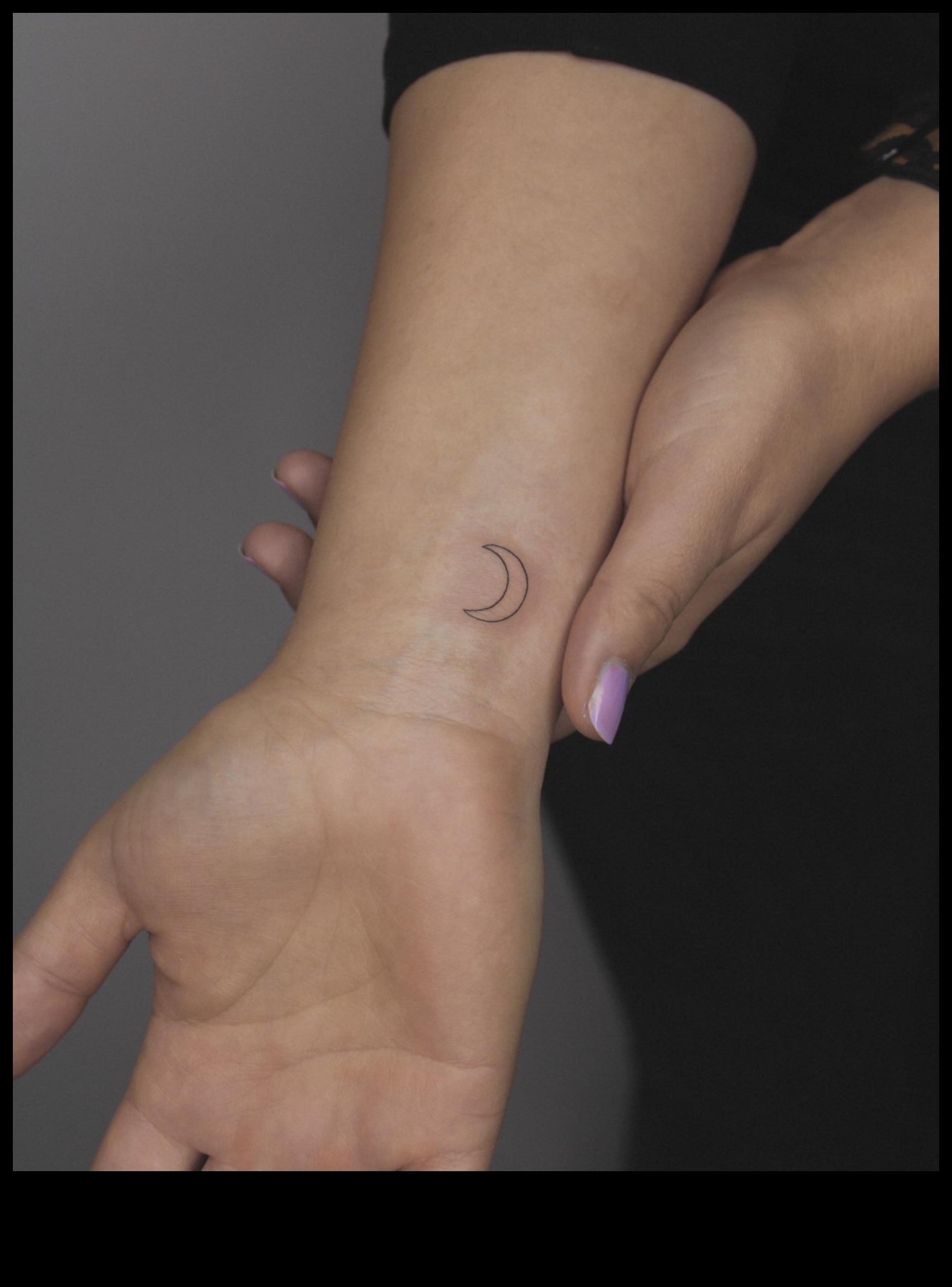 Eleganti čuksti: smalks skaistums plaukstas locītavas tetovējuma mākslā