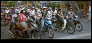 Izpētiet pilsētas ielas izmantojot veiklību un stilu, braucot izmantojot motociklu