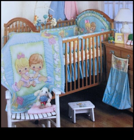 Loloti mirkļi, palielināt reminiscences izmantojot mazuļa rotaļlietām no gultiņas līdz universitātei