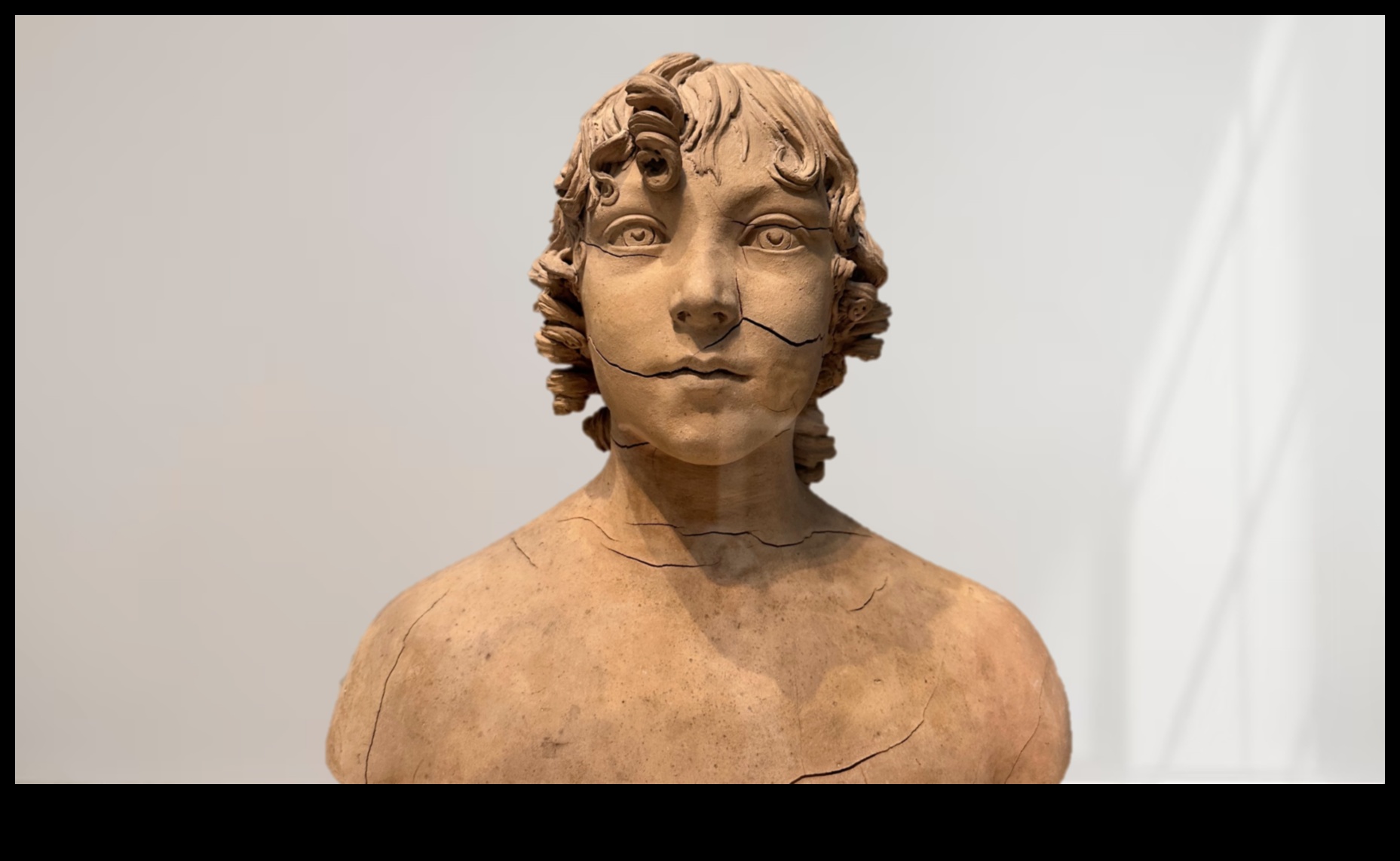 Tēlnieki pārveido cilvēka formu ar māksliniecisku krāšņumu 1 Skulpturālais krāšņums: cilvēka formas mākslinieciskas pārvērtības