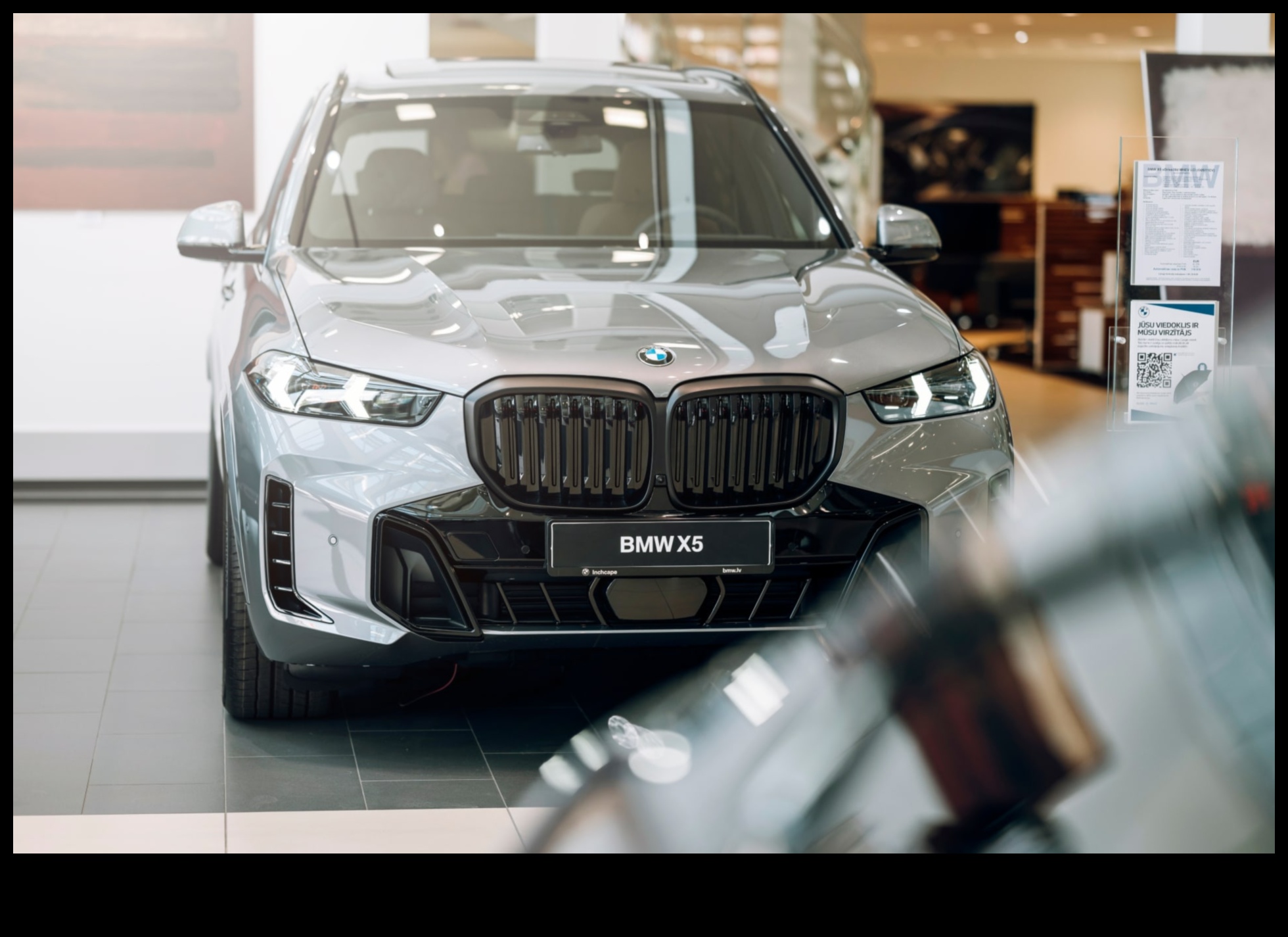 The Ultimate Experience Luxury Vehicles un Five-Star Travel Izbaudiet labāko no labākajiem, izmantojot greznu automašīnu un piecu zvaigžņu viesnīcu. 1 Labākā pieredze: luksusa transportlīdzekļi un piecu zvaigžņu ceļojumi