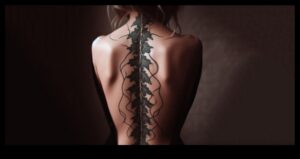 Tintes čuksti atroda muguras tetovējuma noslēpumus