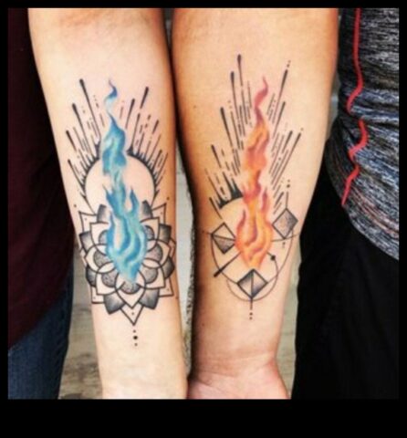 Twin Flames Pieķeršanās stāsts, kas izstāstīts kādā posmā tetovējumiem