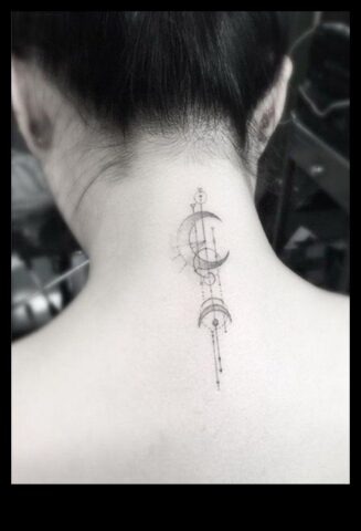 Zem kakla Klase Atklājiet muguras tetovējumu brīnišķīgā lieta par